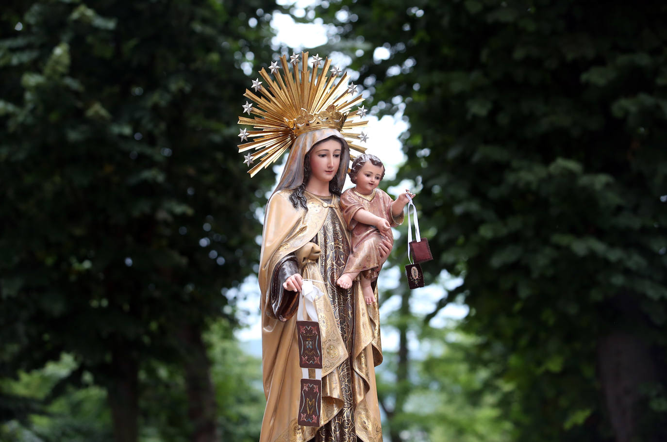La parroquia de Nuestra Señora del Carmen celebró este martes su tradicional Rosario de la Luz con una procesión a través del Campo de San Francisco.