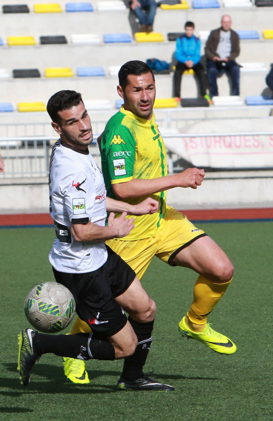 Annunziata, a la izquierda, en un partido con el Caudal la pasada temporada. 