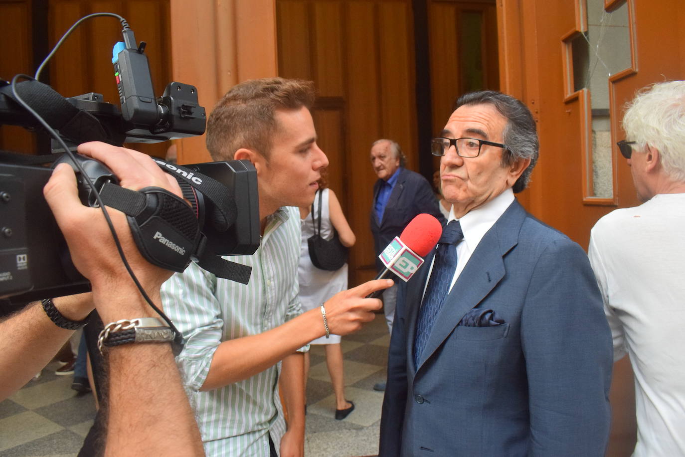 Numerosos rostros conocidos de la cultura, la política y la economía han arropado a la familia del actor gijonés Arturo Fernández en un funeral celebrado en la Basílica de Jesús de Medinaceli. 