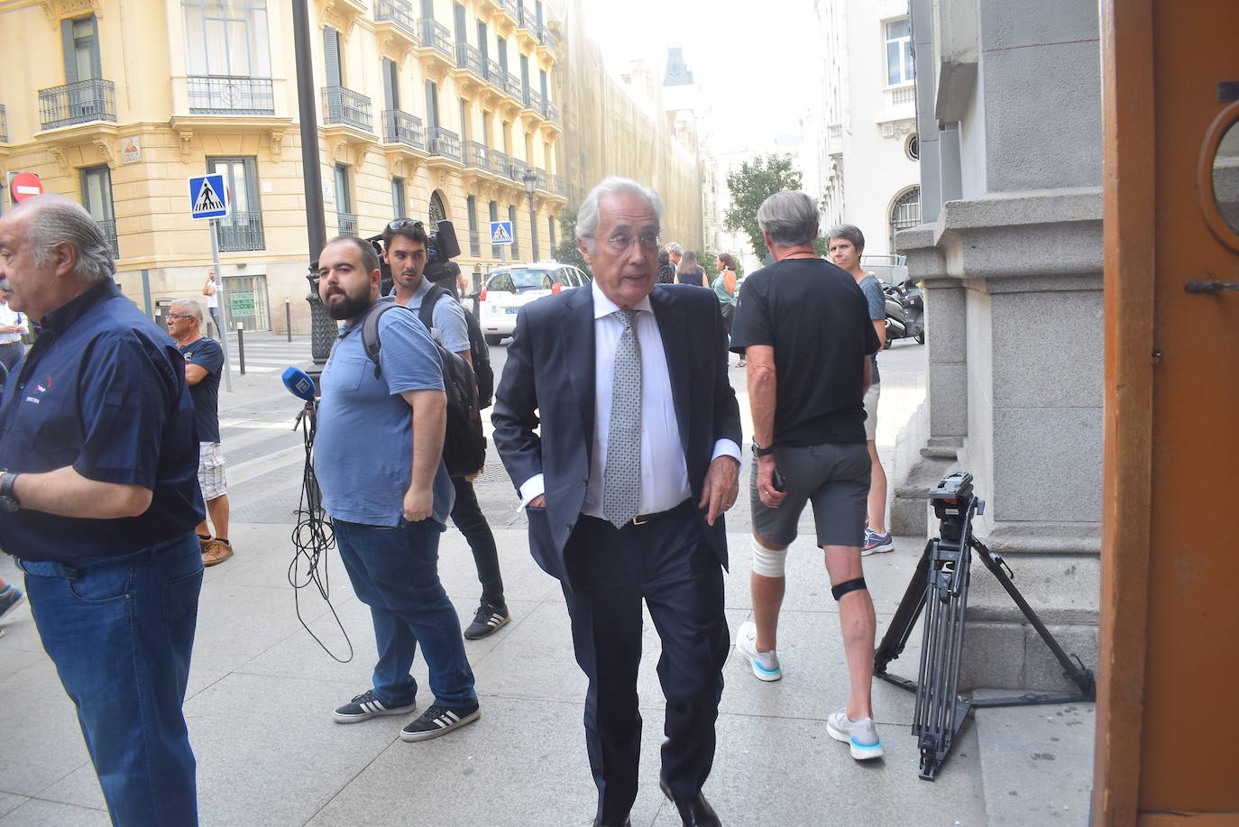 Numerosos rostros conocidos de la cultura, la política y la economía han arropado a la familia del actor gijonés Arturo Fernández en un funeral celebrado en la Basílica de Jesús de Medinaceli. 