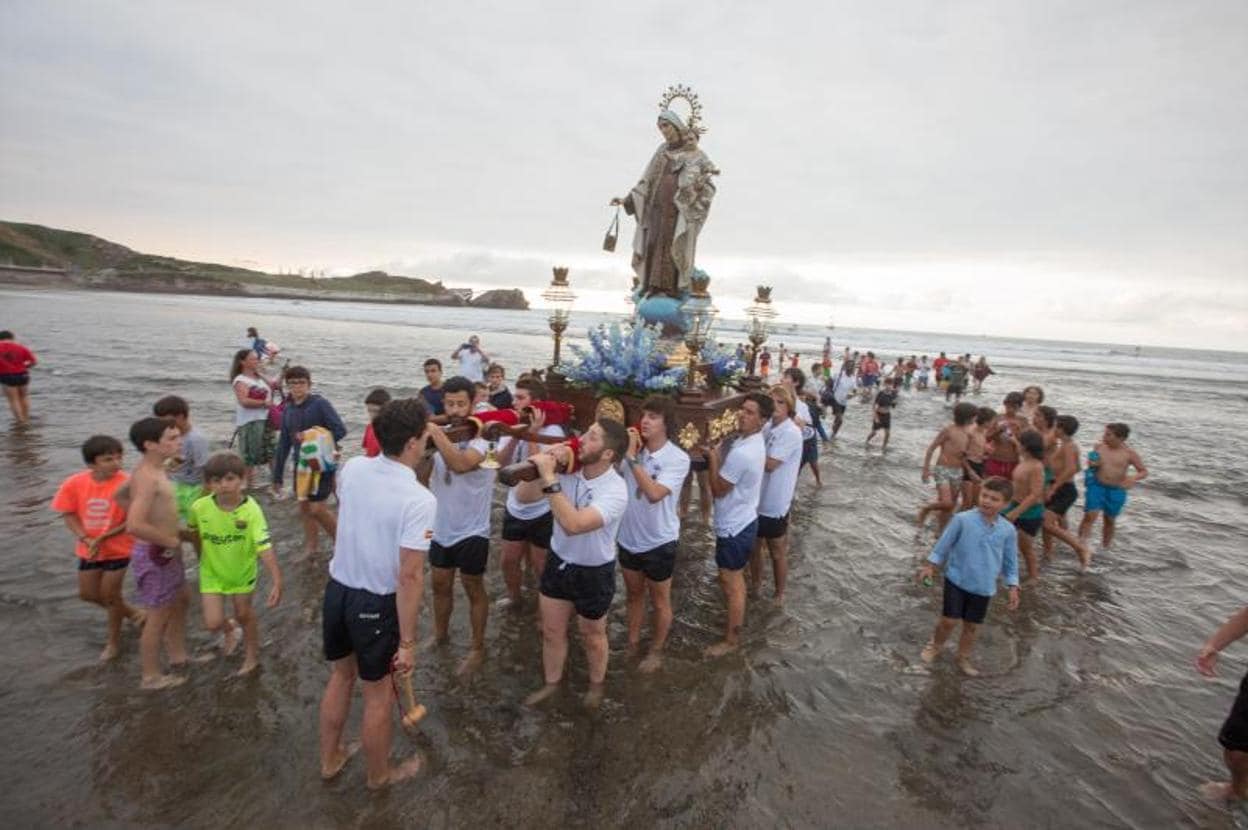 Los cofrades portaron la imagen de la Virgen.