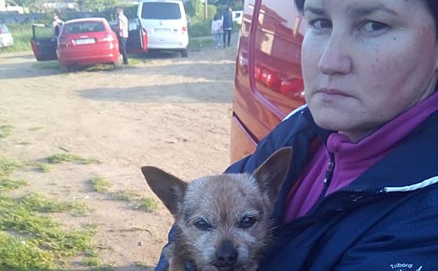 La mujer, con su perro 'Oto'. 