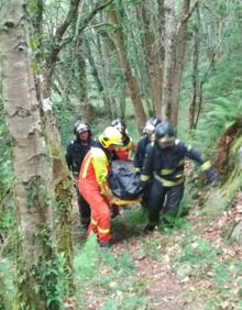 Imagen secundaria 2 - Incendio declarado en el lugar del accidente. Abajo, el camión accidentado y los bomberos evacuando el cadáver.