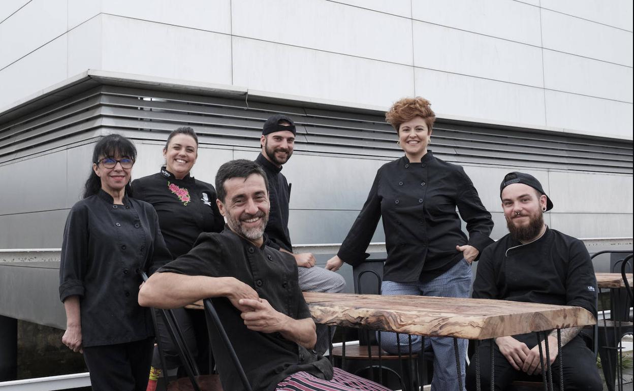 El equipo del nuevo restaurante Kraken del Acuario de Gijón, en la terraza.