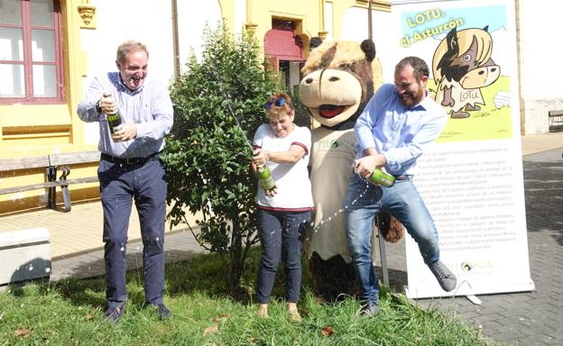 Javier Escobio, secretario de ACAS, Viri Iglesias, concejala de Cultura, e Iván Allende, alcalde de Piloña, celebran la declaración junto a 'Lotu'.