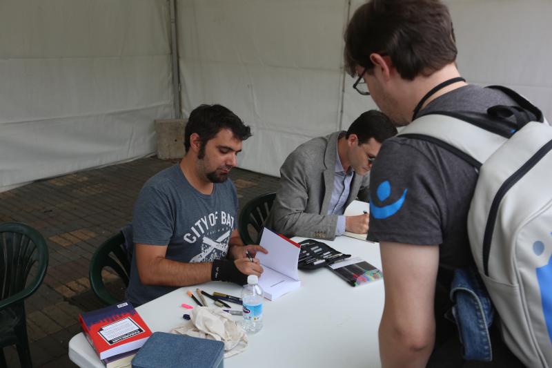 El festival de fantasía y ciencia-ficción llena en su primer día con un público variopinto, talleres, firmas de libros y encuentros con Rosa Montero y John Connolly.