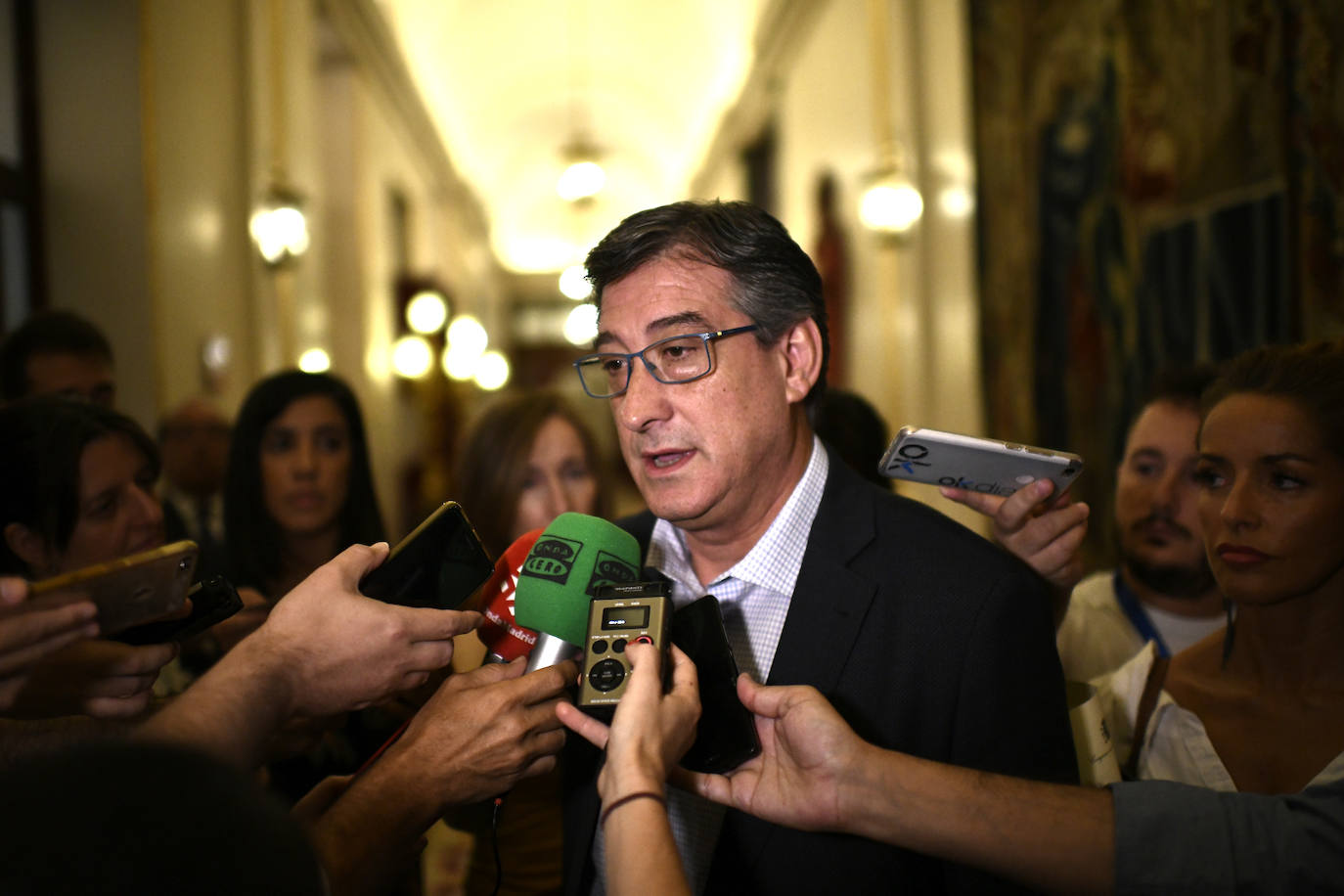 José Ignacio Prendes atiende a los medios de comunicación antes de la reunión con los miembros de la mesa del Congreso.