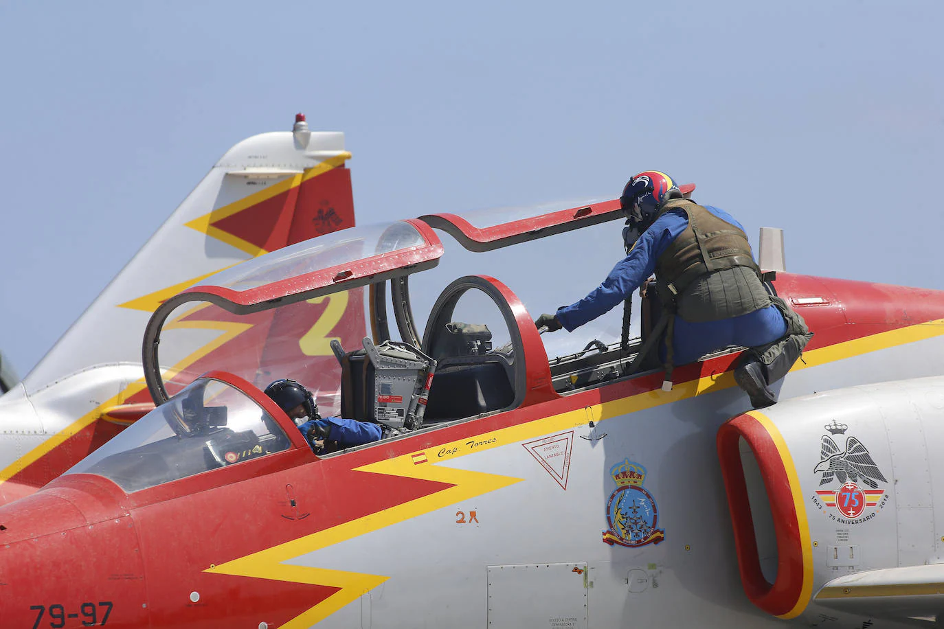 Es una de las mejores patrullas del mundo: la Patrulla Águila, la patrulla acrobática oficial del Ejército del Aire que este año ya contará con dos mujeres a los mandos. Su tabla, un ejercicio de máxima coordinación, es una de las que tiene mejor acogida tiene en el Festival Aéreo Internacional de Gijón.