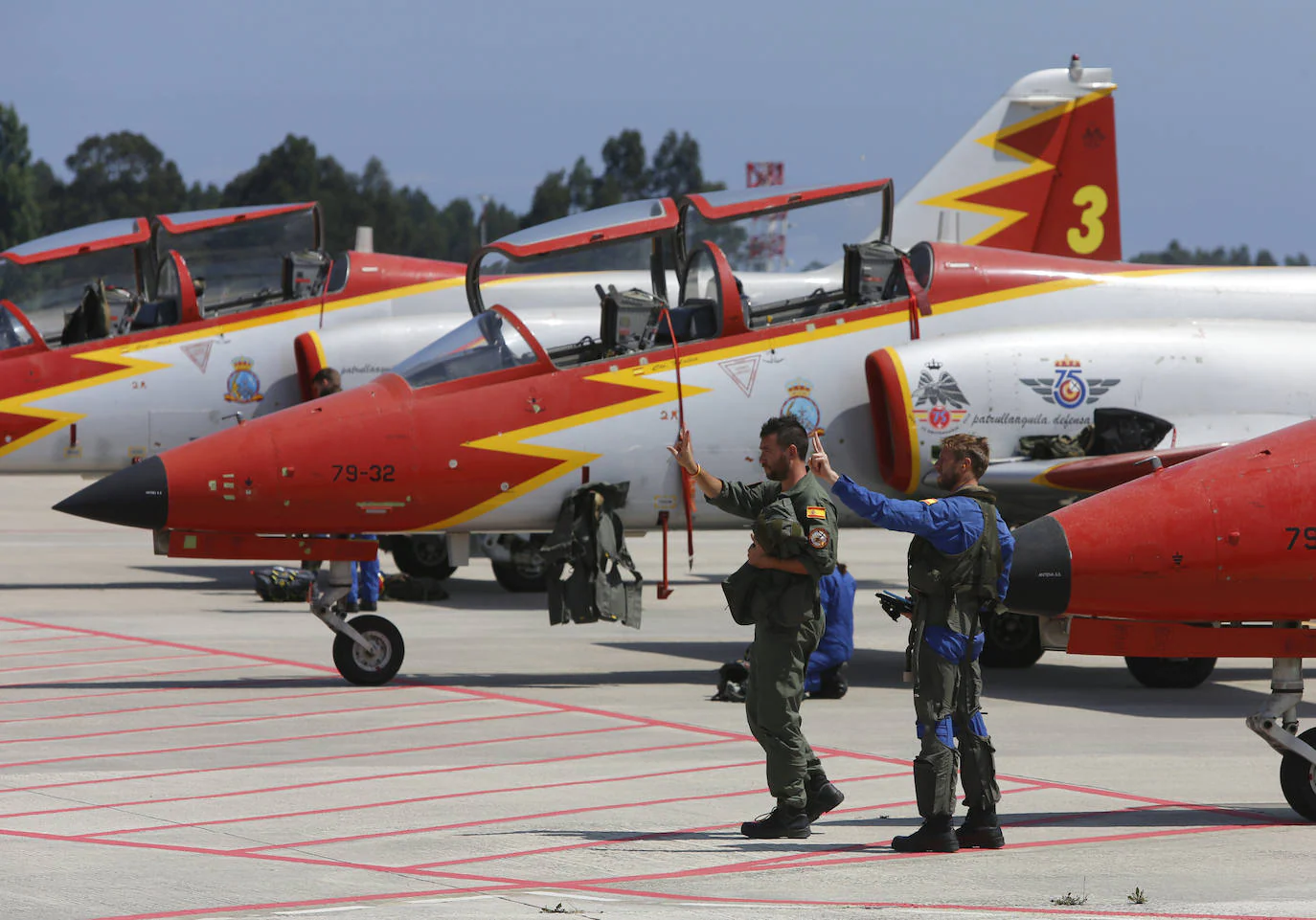 Es una de las mejores patrullas del mundo: la Patrulla Águila, la patrulla acrobática oficial del Ejército del Aire que este año ya contará con dos mujeres a los mandos. Su tabla, un ejercicio de máxima coordinación, es una de las que tiene mejor acogida tiene en el Festival Aéreo Internacional de Gijón.