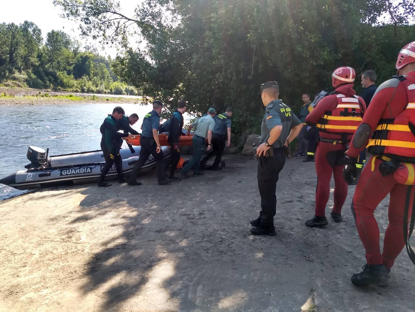 Carlos Antonio Rosario, de origen dominicano y residente en Avilés, estaba con otros cuatro amigos, que le vieron hundirse en el agua