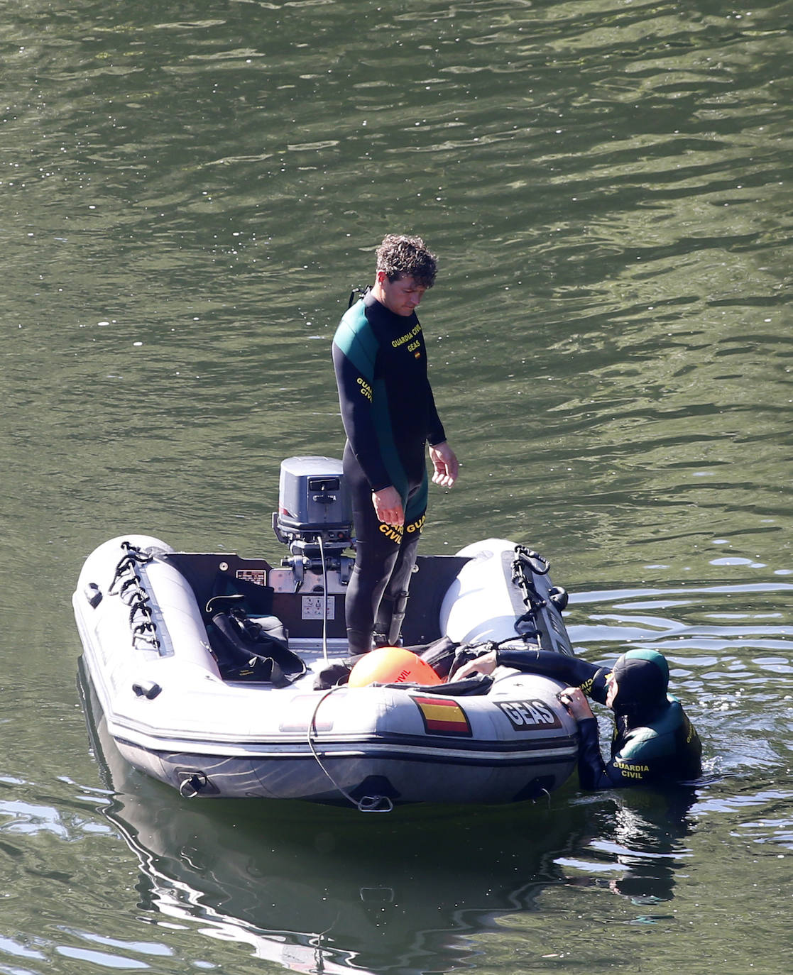 Carlos Antonio Rosario, de origen dominicano y residente en Avilés, estaba con otros cuatro amigos, que le vieron hundirse en el agua