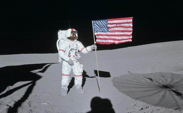 Alan B. Shepard, sobre la superficie lunar.