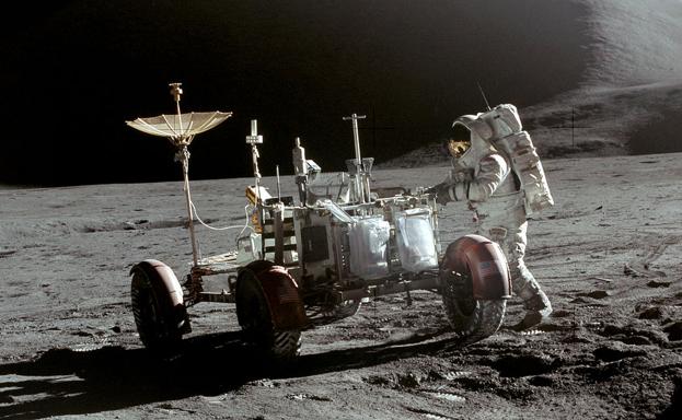 Irwin, junto al rover lunar.