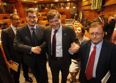 Imagen secundaria 1 - 1. Vicente Álvarez Areces levanta el brazo de Javier Fernández, elegido nuevo líder de la FSA, en 2000. / 2. Con Prendes e Iglesias, sus socios, tras ser investido en 2012./ 3. Saludando a Barbón, esta semana, en el pleno de investidura. 