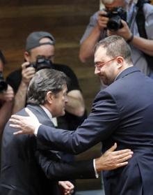 Imagen secundaria 2 - 1. Vicente Álvarez Areces levanta el brazo de Javier Fernández, elegido nuevo líder de la FSA, en 2000. / 2. Con Prendes e Iglesias, sus socios, tras ser investido en 2012./ 3. Saludando a Barbón, esta semana, en el pleno de investidura. 