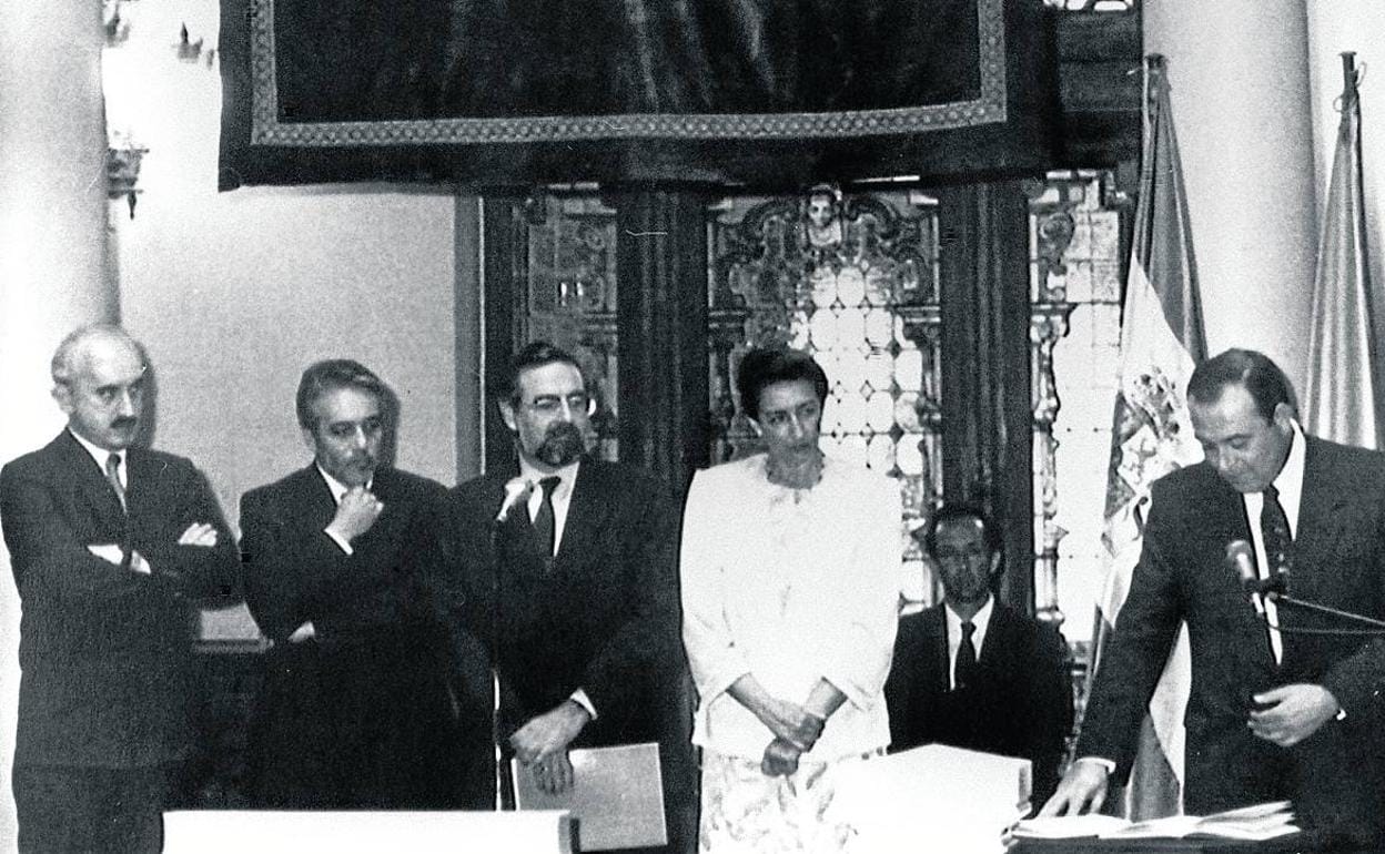 Toma de posesión de Rodríguez-Vigil. El socialista prometió su cargo en la sede de la Junta General, en julio de 1991 y en presencia de Luis Martínez Noval, Pedro de Silva, Juan Manuel Eguiagaray y Laura González. 