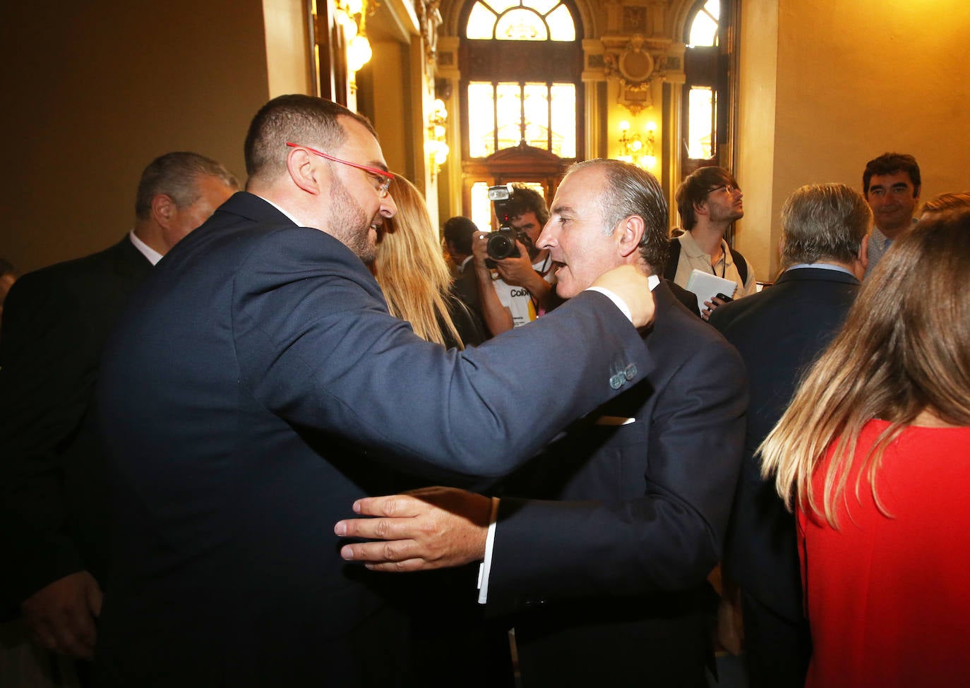 Cientos de personas estuvieron presentes en la Junta General en el acto de toma de posesión de Adrián Barbón.