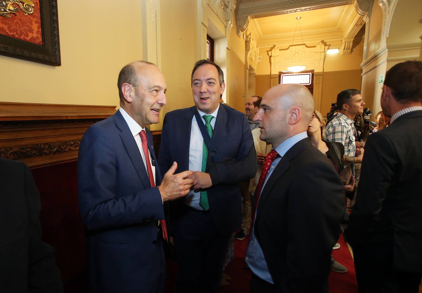 Cientos de personas estuvieron presentes en la Junta General en el acto de toma de posesión de Adrián Barbón.