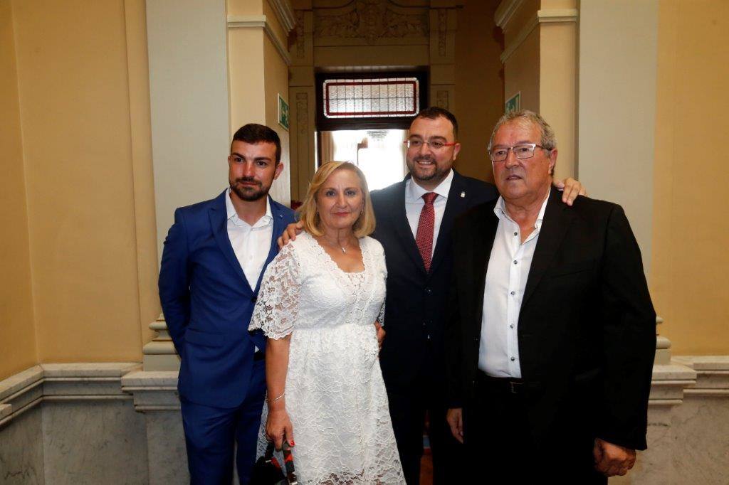 Cientos de personas estuvieron presentes en la Junta General en el acto de toma de posesión de Adrián Barbón.