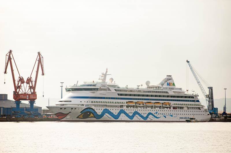 El crucero 'Aida Aura' hizo escala este sábado en el puerto de El Musel. Es la tercera vez este año que este crucero visita la ciudad y en esta ocasión lo hará con 1.200 pasajeros de origen alemán a bordo, así como una tripulación formada por más de 400 personas.