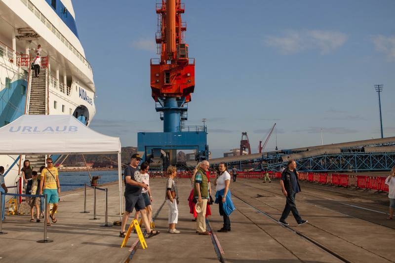 El crucero 'Aida Aura' hizo escala este sábado en el puerto de El Musel. Es la tercera vez este año que este crucero visita la ciudad y en esta ocasión lo hará con 1.200 pasajeros de origen alemán a bordo, así como una tripulación formada por más de 400 personas.