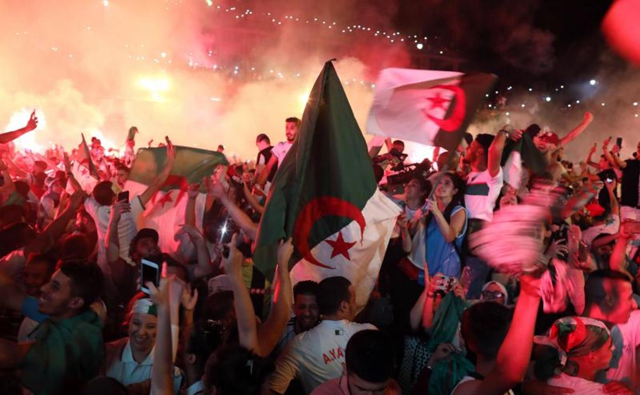 Los aficionados de Argelia celebran el título de la Copa de África. 