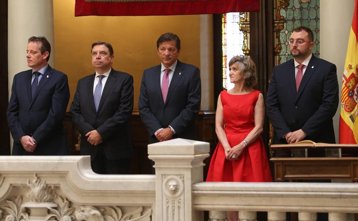 Los ministros Luis Planas y María Luisa Carcedo representaron al Gobierno central en la toma de posesión de Adrián Barbón.