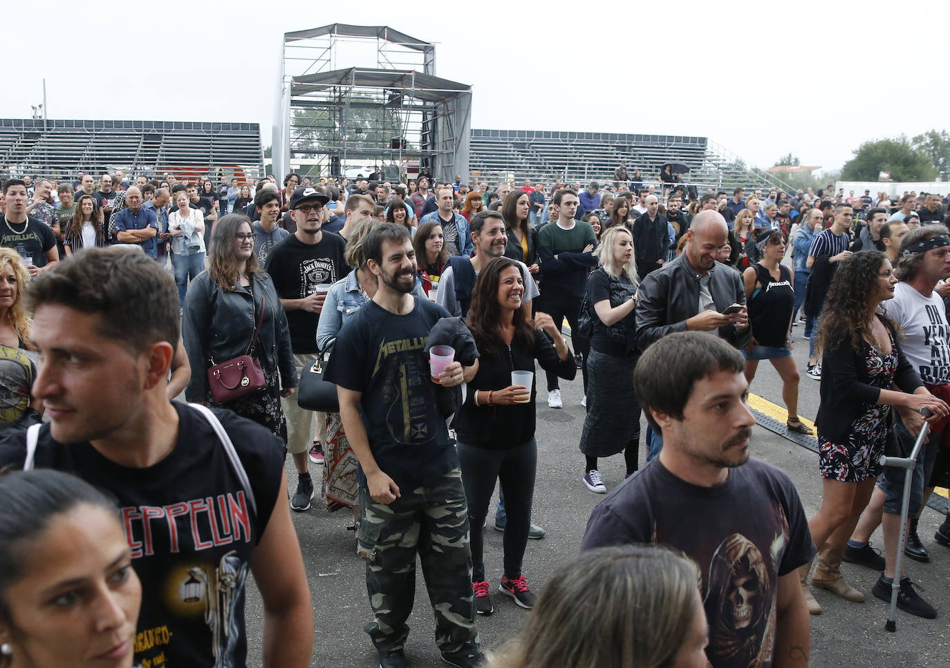 Gijón Life albergó ante casi dos mil personas un tributo a AC/DC, Bon Jovi, Metallica y Guns N' Roses.