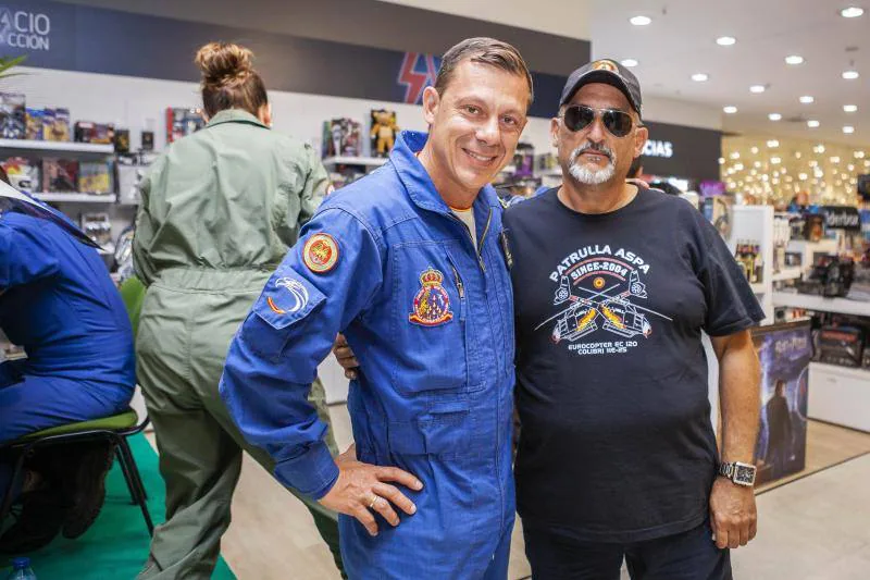 Fotos: Firma de posters de la Patrulla Águila | El Comercio: Diario de  Asturias