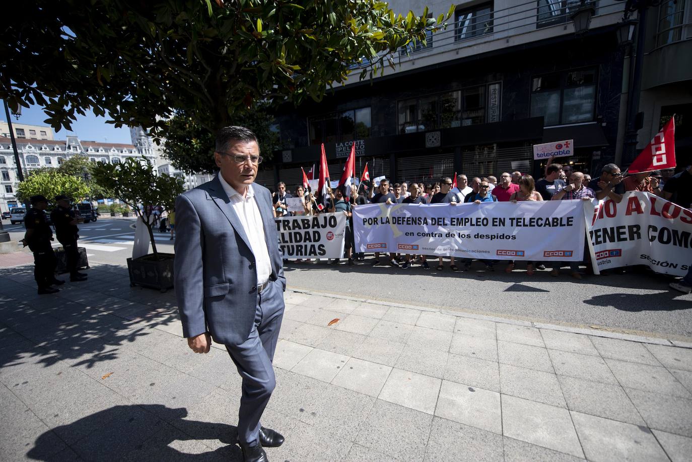 Decenas de trabajadores de Zener y Telecable se han concentrado ante la Junta General minutos antes de la ceremonia de toma de posesión de Adrián Barbón como presidente del Principado. 