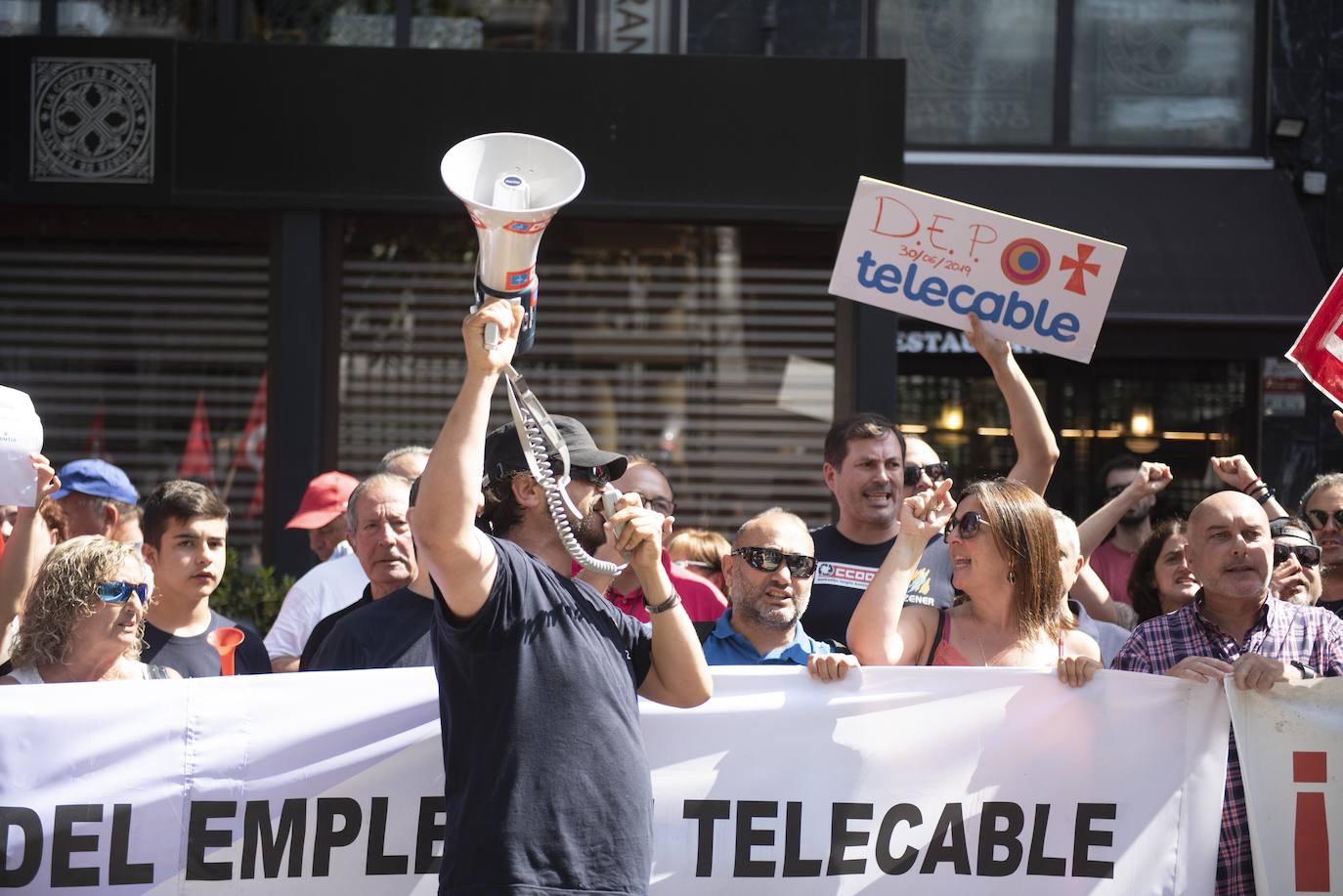 Decenas de trabajadores de Zener y Telecable se han concentrado ante la Junta General minutos antes de la ceremonia de toma de posesión de Adrián Barbón como presidente del Principado. 