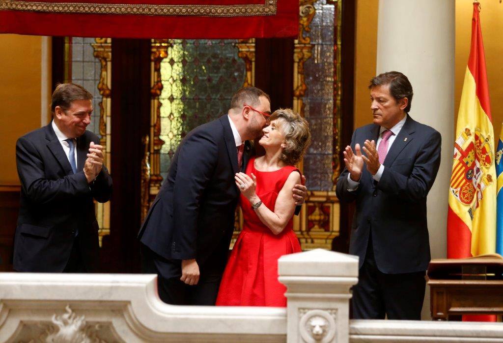 Adrián Barbón ha prometido el cargo de presidente del Principado en una ceremonia solemne desarrollada en la Junta General. Ha estado arropado por expresidentes regionales Javier Fernánder, Francisco Álvarez Cascos, Juan Luis Rodríguez Vigil y Pedro de Silva y los ministros en funciones María Luisa Carcedo y Luis Planas. 