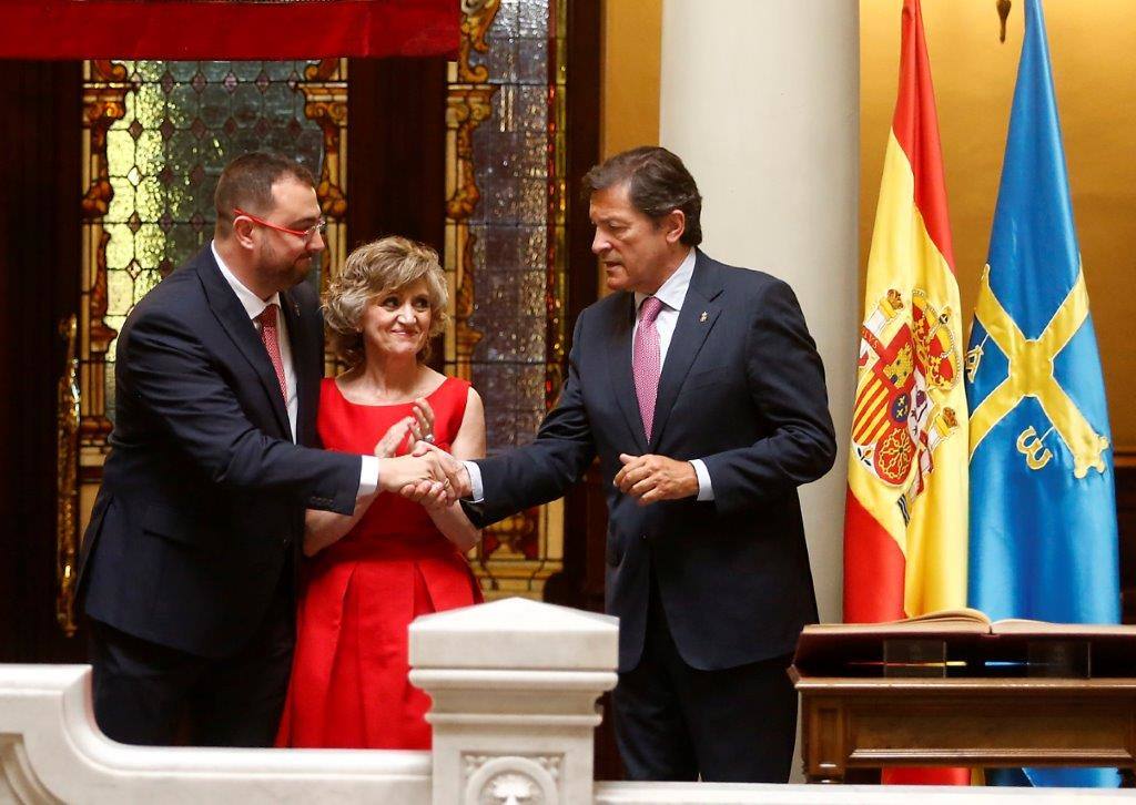 Adrián Barbón ha prometido el cargo de presidente del Principado en una ceremonia solemne desarrollada en la Junta General. Ha estado arropado por expresidentes regionales Javier Fernánder, Francisco Álvarez Cascos, Juan Luis Rodríguez Vigil y Pedro de Silva y los ministros en funciones María Luisa Carcedo y Luis Planas. 