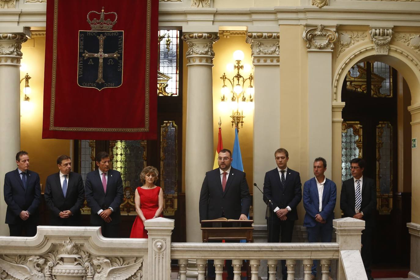 Adrián Barbón ha prometido el cargo de presidente del Principado en una ceremonia solemne desarrollada en la Junta General. Ha estado arropado por expresidentes regionales Javier Fernánder, Francisco Álvarez Cascos, Juan Luis Rodríguez Vigil y Pedro de Silva y los ministros en funciones María Luisa Carcedo y Luis Planas. 