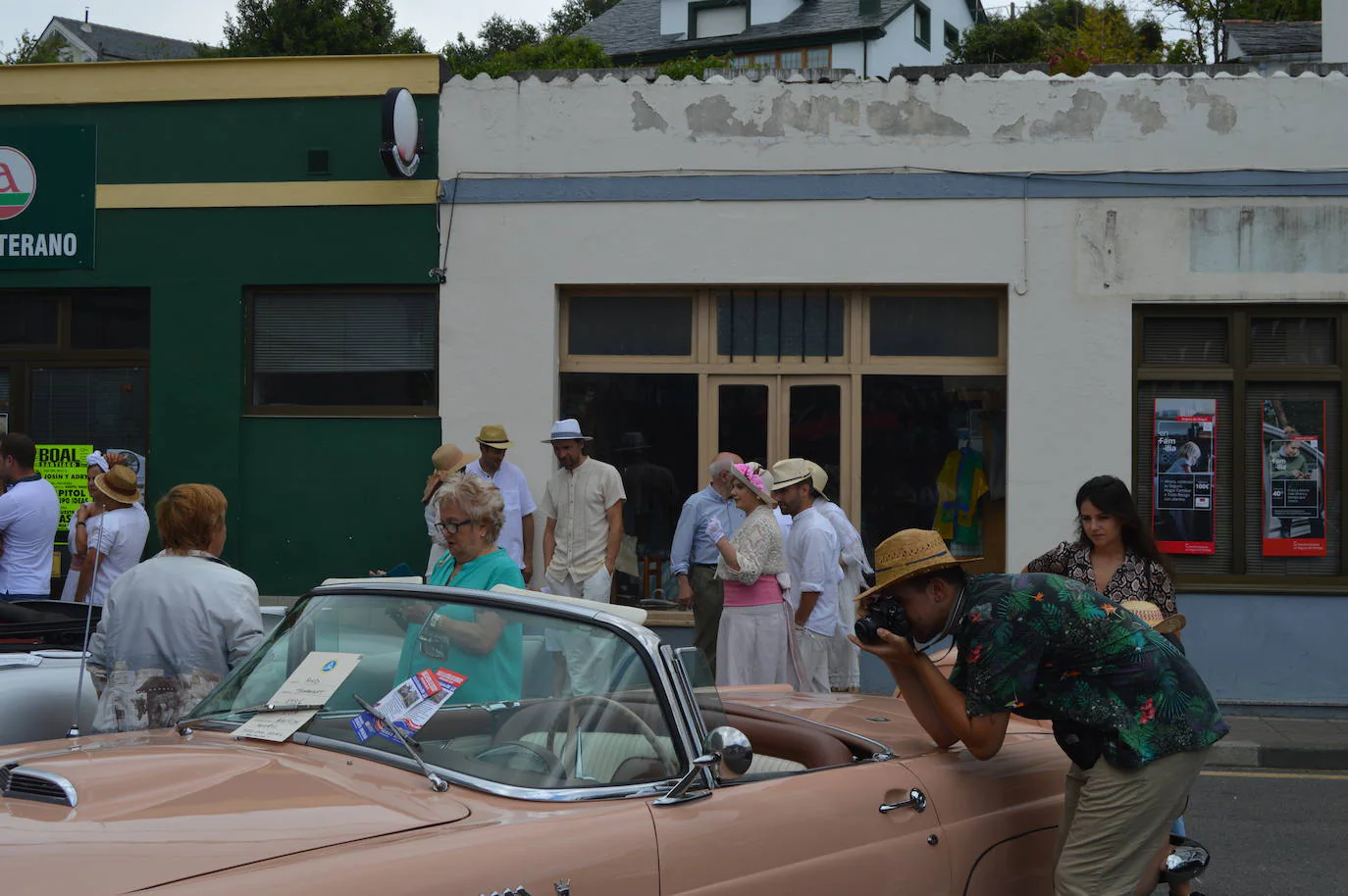 Boal celebró su cuarta fiesta indiana 'Volven os americanos'. La cita logró reunir a cientos de personas que, vestidas de blanco, rememoraron el pasado indiano de los boaleses y cómo contribuyeron aquellos que un día partieron al progreso del concejo, que hoy reúne un amplio patrimonio vinculado a este pasado reciente.