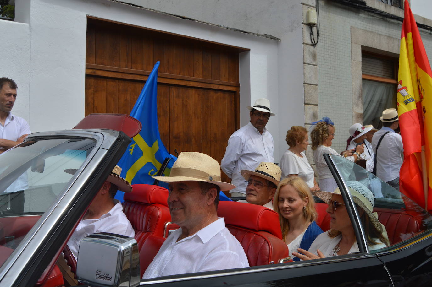 Boal celebró su cuarta fiesta indiana 'Volven os americanos'. La cita logró reunir a cientos de personas que, vestidas de blanco, rememoraron el pasado indiano de los boaleses y cómo contribuyeron aquellos que un día partieron al progreso del concejo, que hoy reúne un amplio patrimonio vinculado a este pasado reciente.