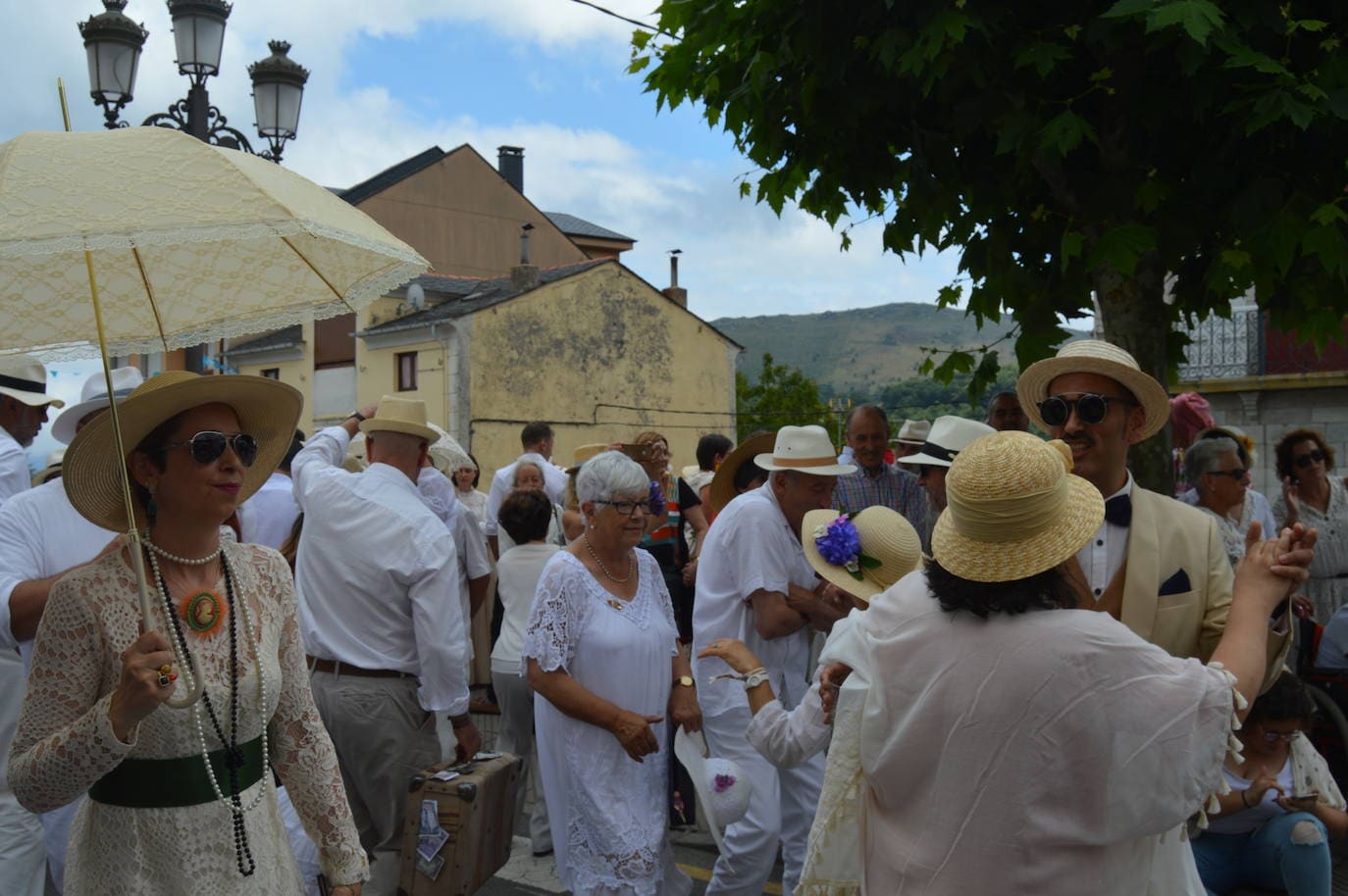 Boal celebró su cuarta fiesta indiana 'Volven os americanos'. La cita logró reunir a cientos de personas que, vestidas de blanco, rememoraron el pasado indiano de los boaleses y cómo contribuyeron aquellos que un día partieron al progreso del concejo, que hoy reúne un amplio patrimonio vinculado a este pasado reciente.