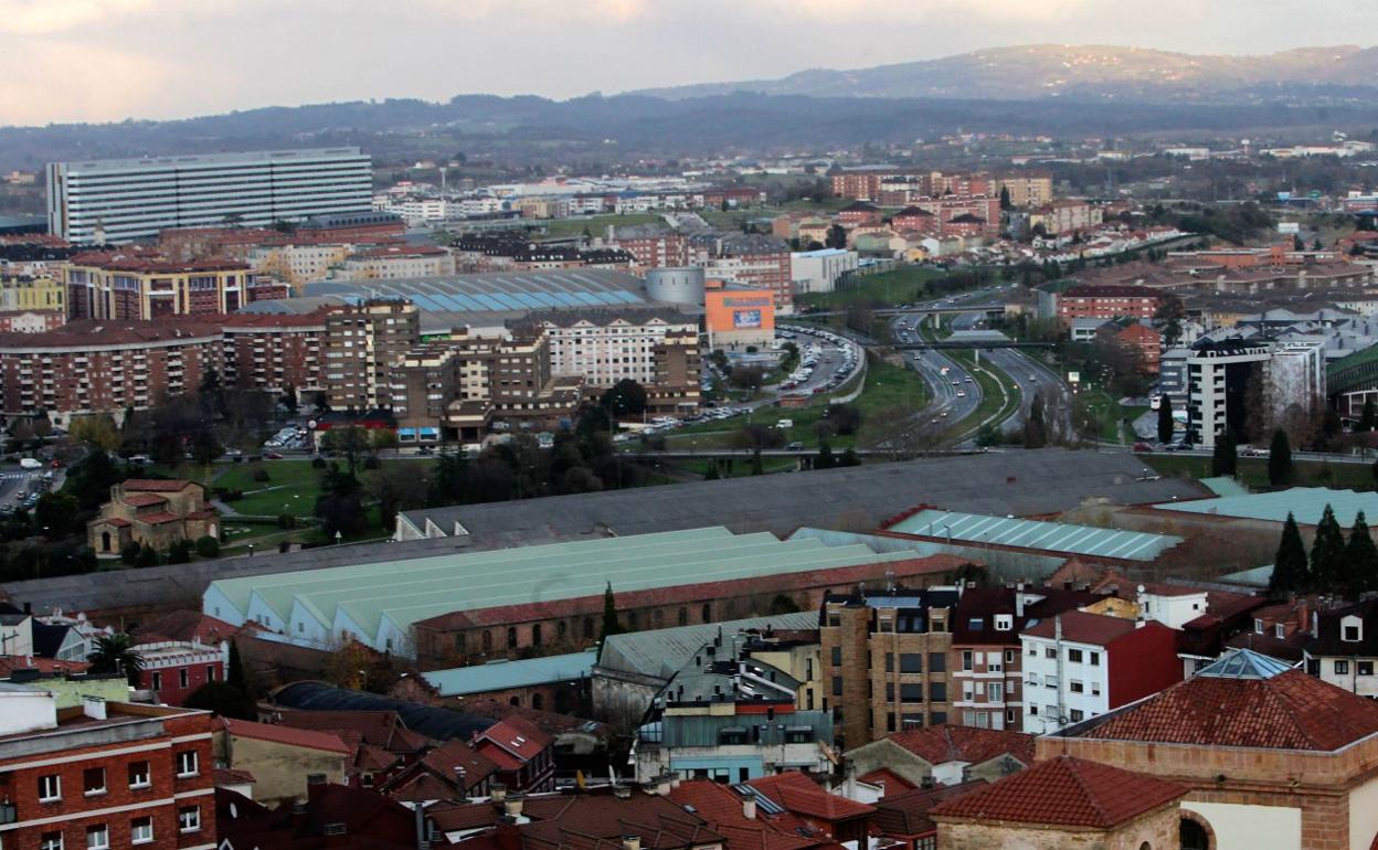 La fábrica de armas de La Vega, cerrada desde octubre de 2012, con Teatinos al fondo. 