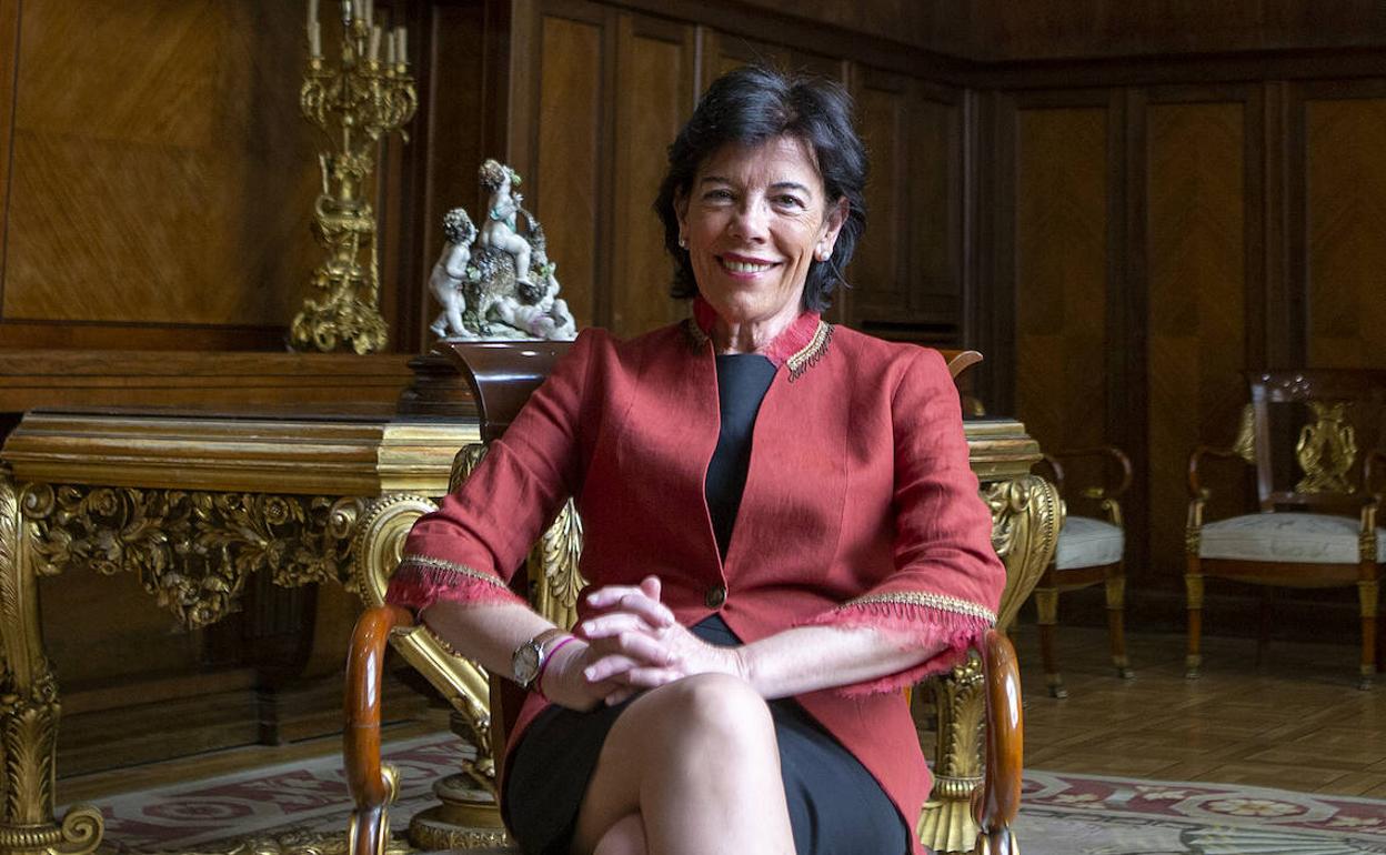 La portavoz del Gobierno en funciones, Isabel Celaá, en el Salón Goya del Ministerio de Educación.