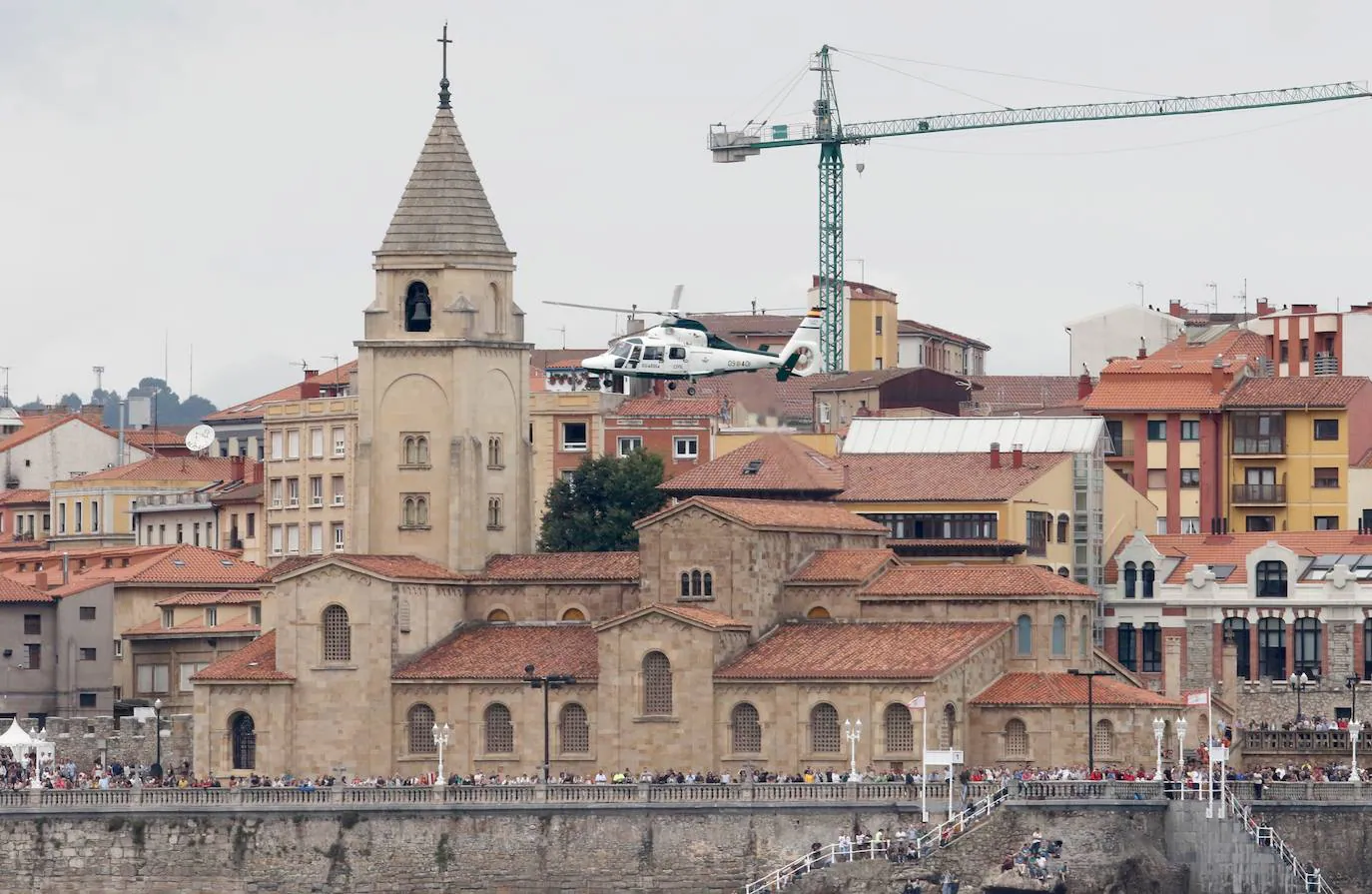 Miles de personas disfrutaron finalmente del Festival Aéreo de Gijón que, debido a la falta de visibilidad en el aeropuerto de Asturias, tuvo que retrasarse dos horas y media. Únicamente se canceló la participación de los aviones ultraligeros. 