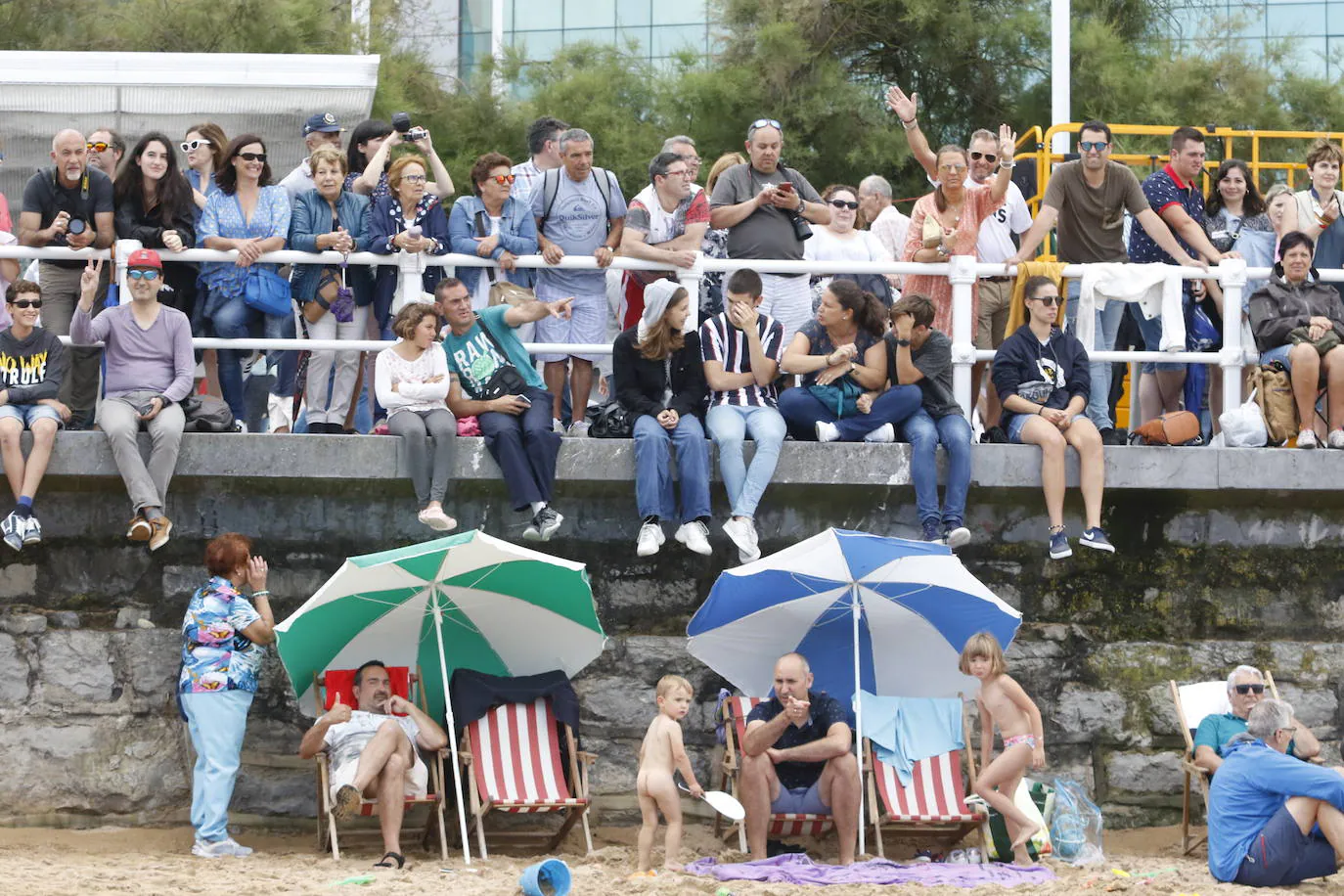 Miles de personas disfrutaron finalmente del Festival Aéreo de Gijón que, debido a la falta de visibilidad en el aeropuerto de Asturias, tuvo que retrasarse dos horas y media. Únicamente se canceló la participación de los aviones ultraligeros. 