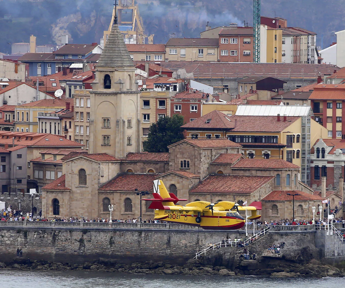 Miles de personas disfrutaron finalmente del Festival Aéreo de Gijón que, debido a la falta de visibilidad en el aeropuerto de Asturias, tuvo que retrasarse dos horas y media. Únicamente se canceló la participación de los aviones ultraligeros. 