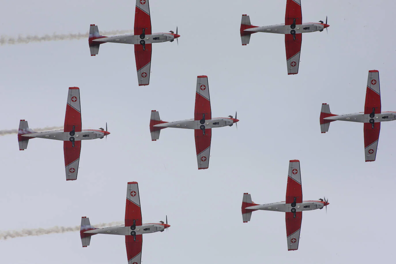 Miles de personas disfrutaron finalmente del Festival Aéreo de Gijón que, debido a la falta de visibilidad en el aeropuerto de Asturias, tuvo que retrasarse dos horas y media. Únicamente se canceló la participación de los aviones ultraligeros. 