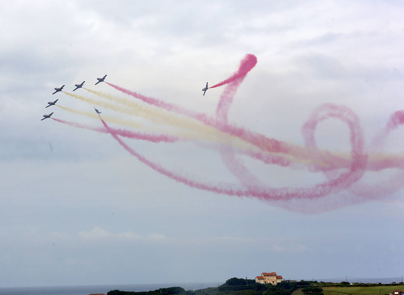 Miles de personas disfrutaron finalmente del Festival Aéreo de Gijón que, debido a la falta de visibilidad en el aeropuerto de Asturias, tuvo que retrasarse dos horas y media. Únicamente se canceló la participación de los aviones ultraligeros. 