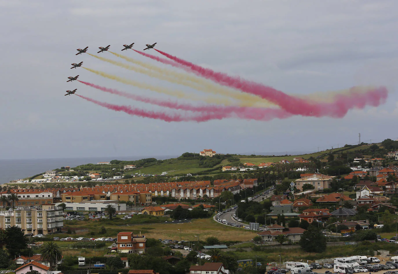 Miles de personas disfrutaron finalmente del Festival Aéreo de Gijón que, debido a la falta de visibilidad en el aeropuerto de Asturias, tuvo que retrasarse dos horas y media. Únicamente se canceló la participación de los aviones ultraligeros. 