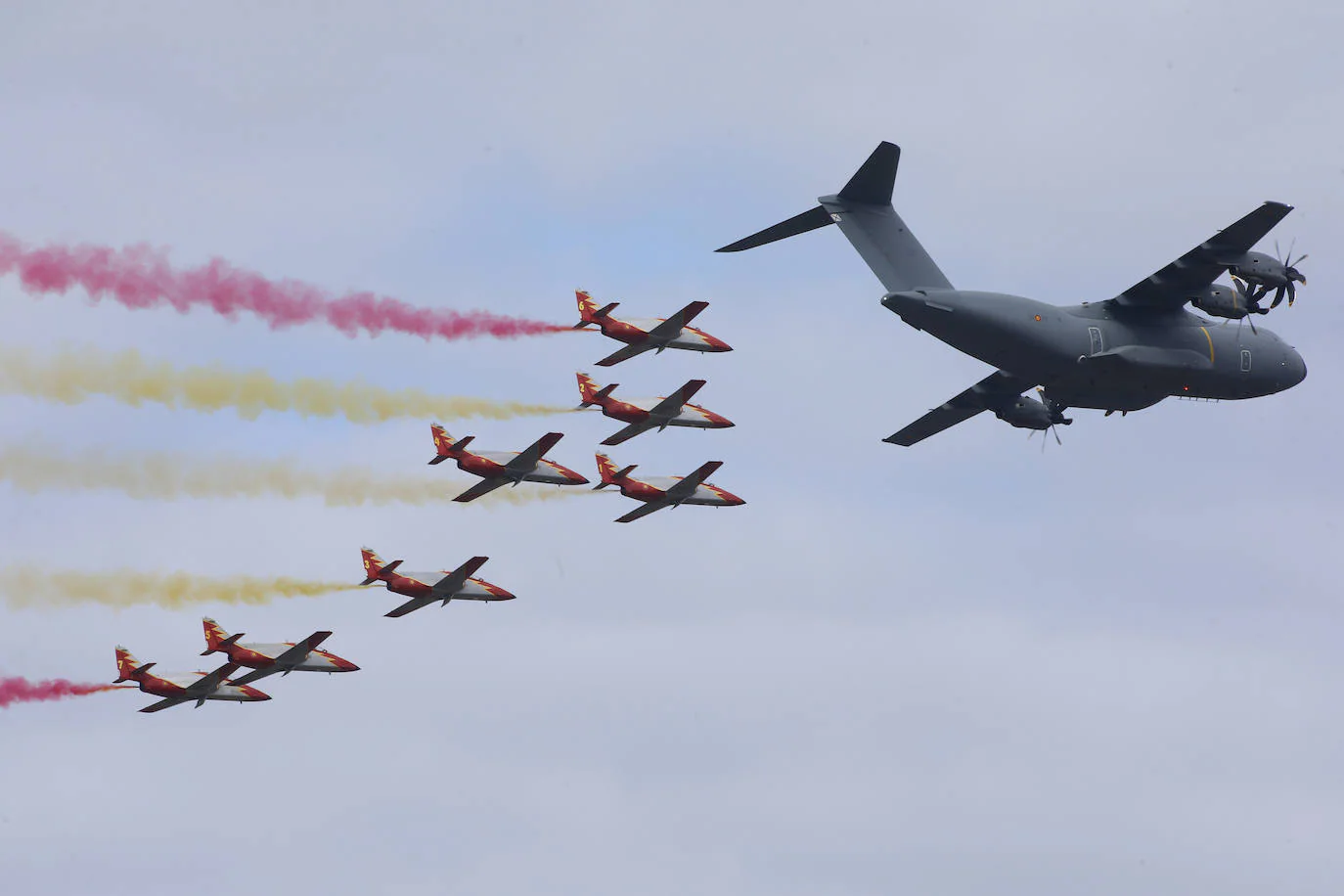 Miles de personas disfrutaron finalmente del Festival Aéreo de Gijón que, debido a la falta de visibilidad en el aeropuerto de Asturias, tuvo que retrasarse dos horas y media. Únicamente se canceló la participación de los aviones ultraligeros. 