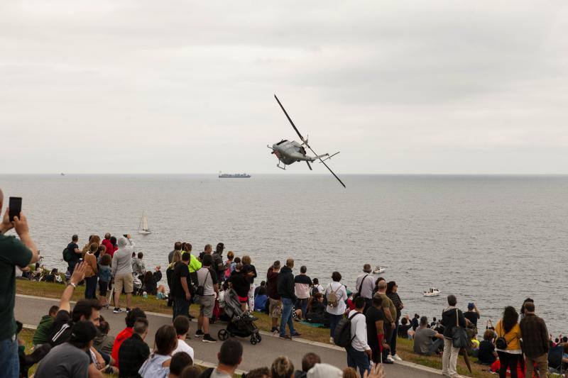 Miles de personas disfrutaron finalmente del Festival Aéreo de Gijón que, debido a la falta de visibilidad en el aeropuerto de Asturias, tuvo que retrasarse dos horas y media. Únicamente se canceló la participación de los aviones ultraligeros. 