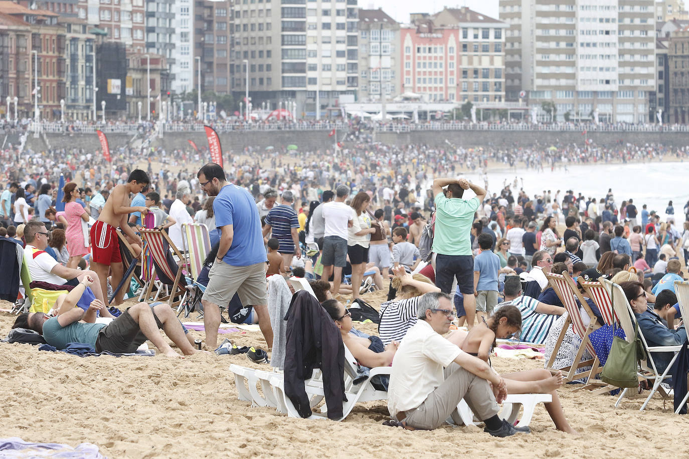 Miles de personas disfrutaron finalmente del Festival Aéreo de Gijón que, debido a la falta de visibilidad en el aeropuerto de Asturias, tuvo que retrasarse dos horas y media. Únicamente se canceló la participación de los aviones ultraligeros. 