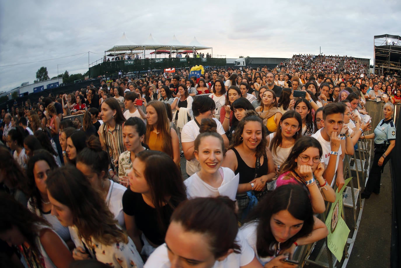 Los concursantes de la última edición del programa 'Operación Triunfo' congregaron a unos 4.000 incondicionales la explanada de Marina Civil.