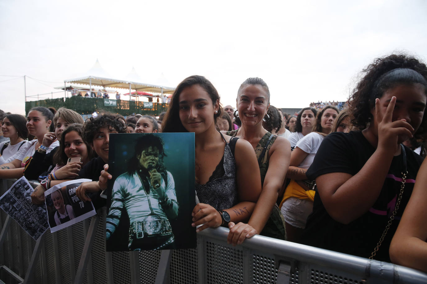 Los concursantes de la última edición del programa 'Operación Triunfo' congregaron a unos 4.000 incondicionales la explanada de Marina Civil.